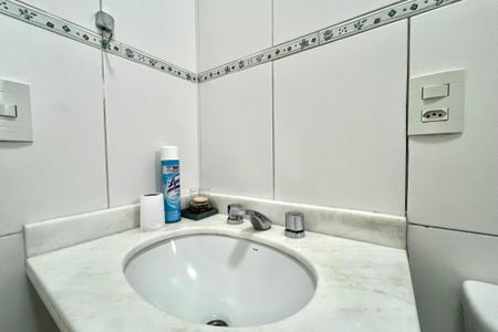 Casa de condomínio à venda com 200m², 4 quartos e 3 vagas Casa de condomínio à venda com 200m², 4 quartos e 3 vagasBanheiro da Suíte 1