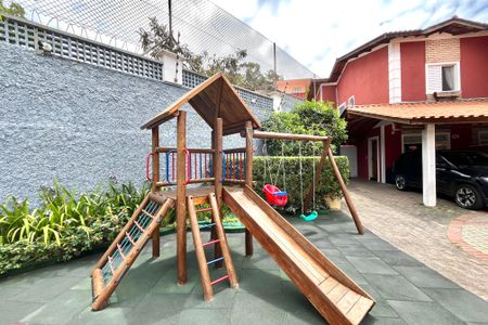 Casa de condomínio à venda com 200m², 4 quartos e 3 vagas Casa de condomínio à venda com 200m², 4 quartos e 3 vagasÁrea comum - Playground