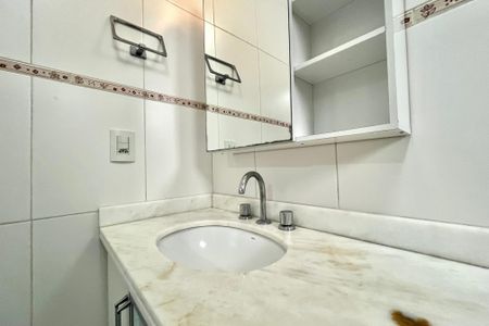 Casa de condomínio à venda com 200m², 4 quartos e 3 vagas Casa de condomínio à venda com 200m², 4 quartos e 3 vagasBanheiro da Suíte 2