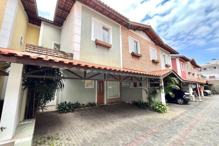 Casa de condomínio à venda com 200m², 4 quartos e 3 vagas Casa de condomínio à venda com 200m², 4 quartos e 3 vagasFachada
