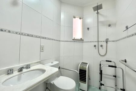 Casa de condomínio à venda com 200m², 4 quartos e 3 vagas Casa de condomínio à venda com 200m², 4 quartos e 3 vagasBanheiro da Suíte 1