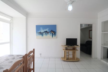Sala de apartamento para alugar com 2 quartos, 68m² em Pitangueiras, Guarujá