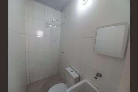 Banheiro de casa de condomínio para alugar com 1 quarto, 23m² em Parque Sao Vicente, São Vicente