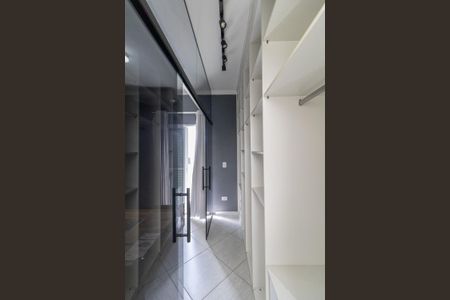 Casa de condomínio à venda com 160m², 3 quartos e 2 vagas Casa de condomínio à venda com 160m², 3 quartos e 2 vagasCloset da Suíte