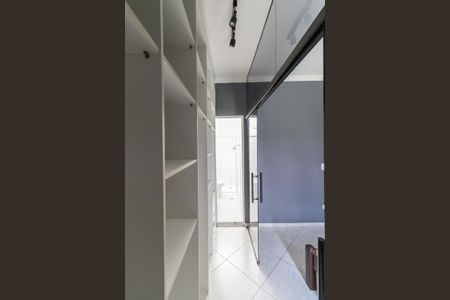 Casa de condomínio à venda com 160m², 3 quartos e 2 vagas Casa de condomínio à venda com 160m², 3 quartos e 2 vagasCloset da Suíte