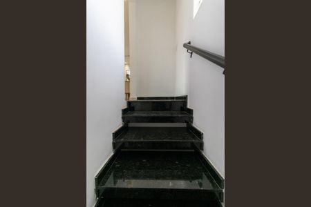 Casa de condomínio à venda com 160m², 3 quartos e 2 vagas Casa de condomínio à venda com 160m², 3 quartos e 2 vagasEscada