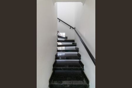 Casa de condomínio à venda com 160m², 3 quartos e 2 vagas Casa de condomínio à venda com 160m², 3 quartos e 2 vagasEscada