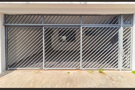 Casa à venda com 170m², 2 quartos e 2 vagas Casa à venda com 170m², 2 quartos e 2 vagasFachada