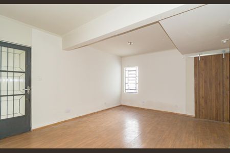 Casa à venda com 170m², 2 quartos e 2 vagas Casa à venda com 170m², 2 quartos e 2 vagasSala