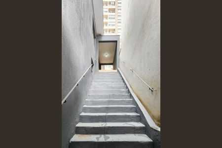 Casa à venda com 155m², 2 quartos e 2 vagas Casa à venda com 155m², 2 quartos e 2 vagasEscada