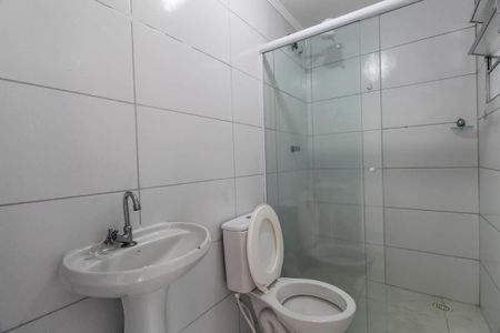 Banheiro de casa para alugar com 1 quarto, 50m² em Parque Santa Madalena, São Paulo