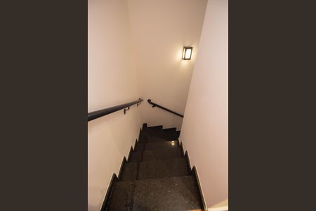 Casa à venda com 200m², 3 quartos e 3 vagas Casa à venda com 200m², 3 quartos e 3 vagasEscada