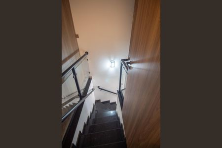 Casa à venda com 200m², 3 quartos e 3 vagas Casa à venda com 200m², 3 quartos e 3 vagasEscada