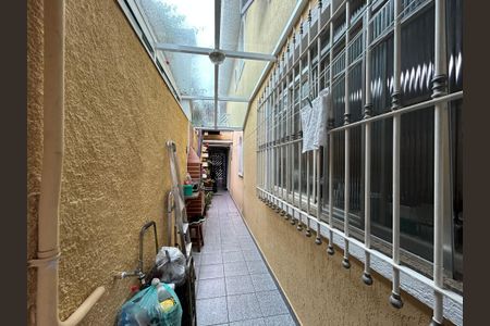 Casa para alugar com 178m², 3 quartos e 2 vagas Casa para alugar com 178m², 3 quartos e 2 vagasCorredor externo/ Churrasqueira