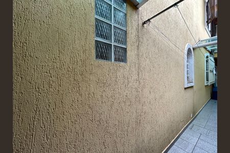 Casa para alugar com 178m², 3 quartos e 2 vagas Casa para alugar com 178m², 3 quartos e 2 vagasCorredor externo/ Churrasqueira