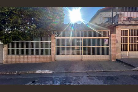 Casa à venda com 255m², 3 quartos e 2 vagasFachada