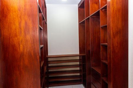 Casa para alugar com 570m², 3 quartos e 10 vagas Casa para alugar com 570m², 3 quartos e 10 vagasCloset da suíte