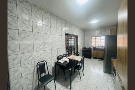 Casa à venda com 158m², 5 quartos e 2 vagas Casa à venda com 158m², 5 quartos e 2 vagasCozinha