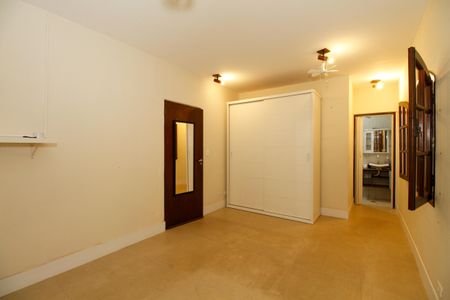 Casa à venda com 280m², 4 quartos e 2 vagas Casa à venda com 280m², 4 quartos e 2 vagasSuíte