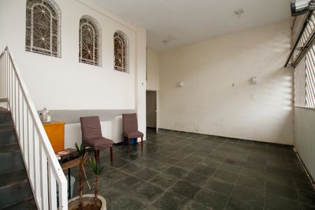 Casa à venda com 280m², 4 quartos e 2 vagas Casa à venda com 280m², 4 quartos e 2 vagasEntrada e Garagem