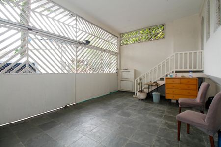 Casa à venda com 280m², 4 quartos e 2 vagas Casa à venda com 280m², 4 quartos e 2 vagasEntrada e Garagem