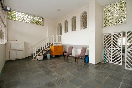 Casa à venda com 280m², 4 quartos e 2 vagas Casa à venda com 280m², 4 quartos e 2 vagasEntrada e Garagem