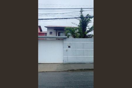 Casa à venda com 212m², 4 quartos e 2 vagas Casa à venda com 212m², 4 quartos e 2 vagasFachada