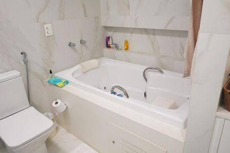 Apartamento à venda com 200m², 3 quartos e 3 vagasBanheiro da Suíte 1