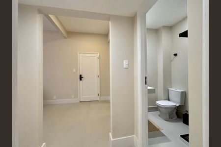 Apartamento à venda com 85m², 2 quartos e sem vaga Apartamento à venda com 85m², 2 quartos e sem vagaBanheiro social