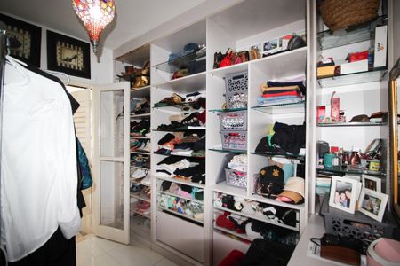 Casa à venda com 190m², 3 quartos e 3 vagas Casa à venda com 190m², 3 quartos e 3 vagasCloset da suíte