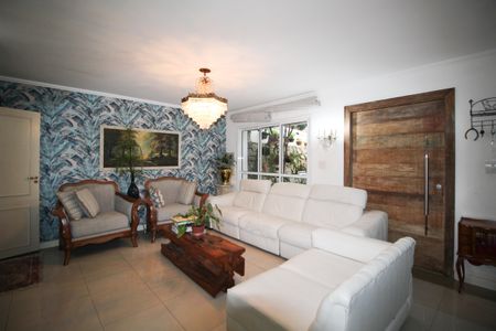 Casa à venda com 190m², 3 quartos e 3 vagas Casa à venda com 190m², 3 quartos e 3 vagasSala