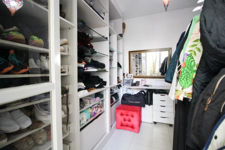Casa à venda com 190m², 3 quartos e 3 vagas Casa à venda com 190m², 3 quartos e 3 vagasCloset da suíte