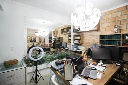 Casa à venda com 190m², 3 quartos e 3 vagas Casa à venda com 190m², 3 quartos e 3 vagasEscritório