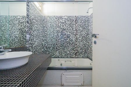 Apartamento para alugar com 70m², 1 quarto e 2 vagas Apartamento para alugar com 70m², 1 quarto e 2 vagasBanheiro da Suíte