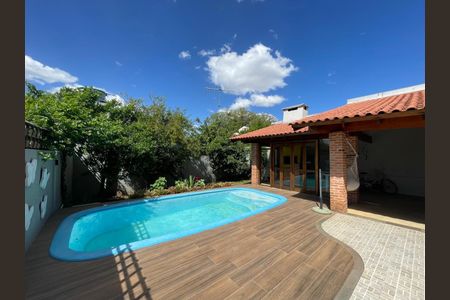 Casa à venda com 246m², 3 quartos e 3 vagasPiscina