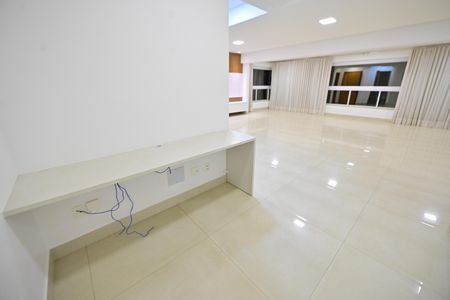 Apartamento para alugar com 215m², 4 quartos e 3 vagas Apartamento para alugar com 215m², 4 quartos e 3 vagasSala