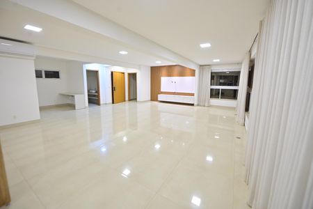 Apartamento para alugar com 215m², 4 quartos e 3 vagas Apartamento para alugar com 215m², 4 quartos e 3 vagasSala