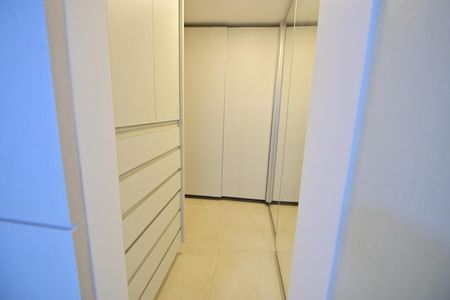 Apartamento para alugar com 215m², 4 quartos e 3 vagas Apartamento para alugar com 215m², 4 quartos e 3 vagasCloset da Suíte 4