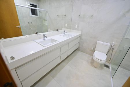 Apartamento para alugar com 215m², 4 quartos e 3 vagas Apartamento para alugar com 215m², 4 quartos e 3 vagasBanheiro da Suíte 4
