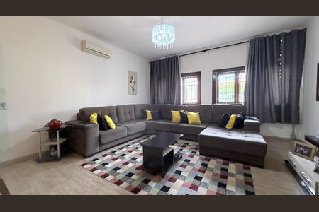 Casa à venda com 242m², 5 quartos e 4 vagas Casa à venda com 242m², 5 quartos e 4 vagasSala