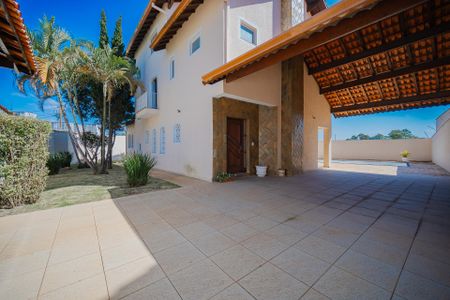 Casa à venda com 340m², 5 quartos e 6 vagas Casa à venda com 340m², 5 quartos e 6 vagasGaragem