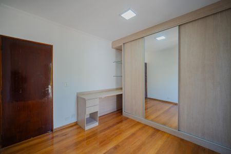 Casa à venda com 340m², 5 quartos e 6 vagas Casa à venda com 340m², 5 quartos e 6 vagasQuarto 3