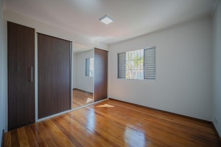 Casa à venda com 340m², 5 quartos e 6 vagas Casa à venda com 340m², 5 quartos e 6 vagasQuarto 4