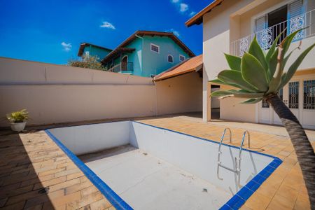 Casa à venda com 340m², 5 quartos e 6 vagas Casa à venda com 340m², 5 quartos e 6 vagasPiscina