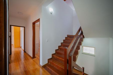 Casa à venda com 340m², 5 quartos e 6 vagas Casa à venda com 340m², 5 quartos e 6 vagasCorredor