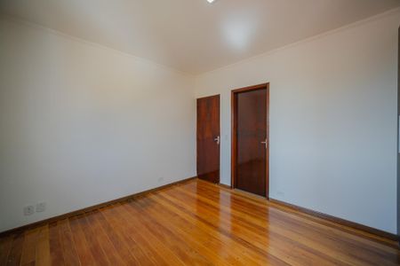 Casa à venda com 340m², 5 quartos e 6 vagas Casa à venda com 340m², 5 quartos e 6 vagasQuarto 4