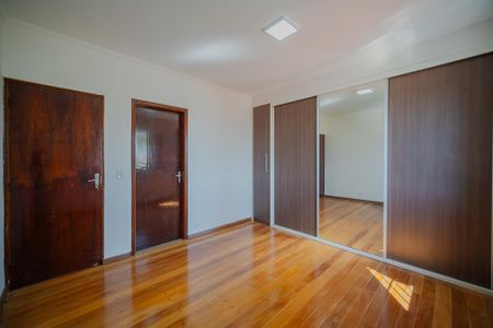 Casa à venda com 340m², 5 quartos e 6 vagas Casa à venda com 340m², 5 quartos e 6 vagasQuarto 4