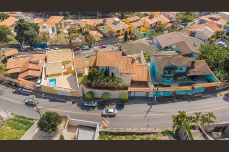Casa à venda com 340m², 5 quartos e 6 vagas Casa à venda com 340m², 5 quartos e 6 vagasÁrea comum