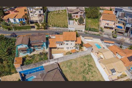 Casa à venda com 340m², 5 quartos e 6 vagas Casa à venda com 340m², 5 quartos e 6 vagasÁrea comum