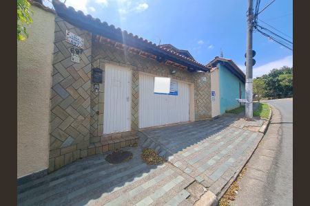 Casa à venda com 340m², 5 quartos e 6 vagas Casa à venda com 340m², 5 quartos e 6 vagasFachada